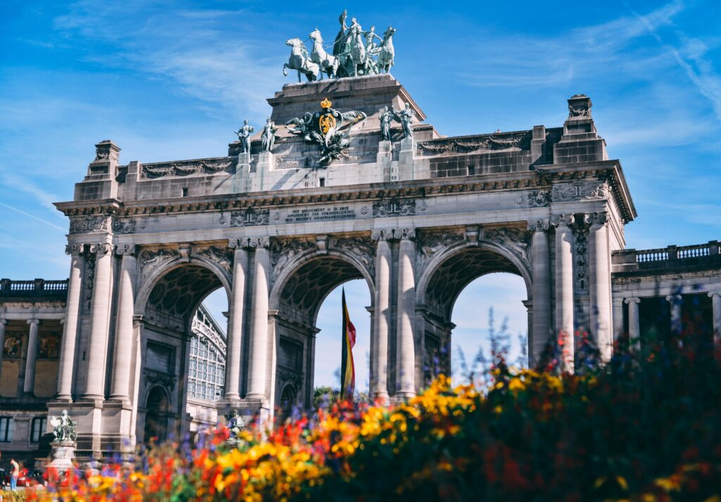 Brüksel'deki tarihi mimarinin göz alıcı bir örneği olan Parc du Cinquantenaire'in ikonik Kemeri'ni keşfedin.